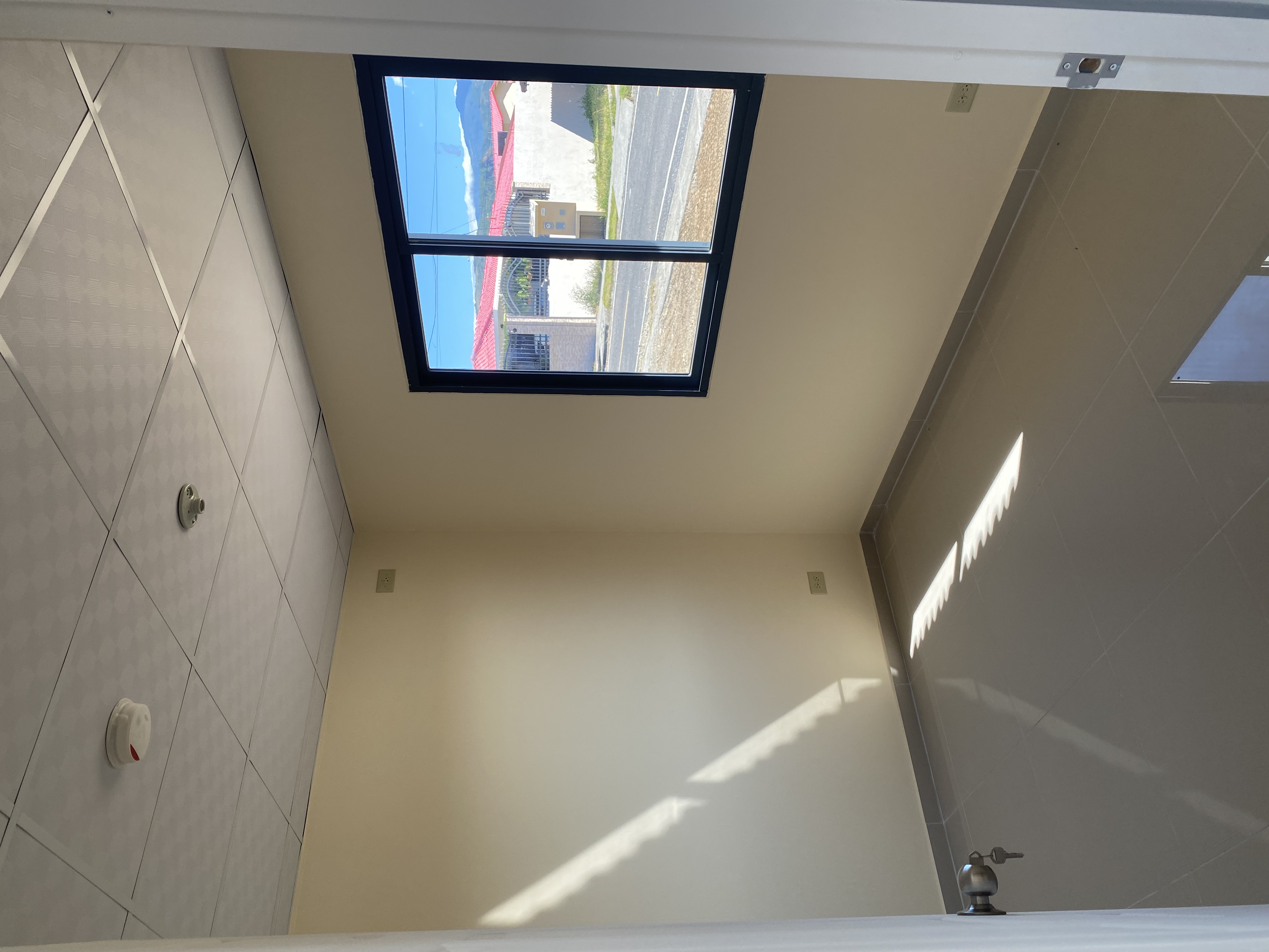 Detalle interior con ventanas francesas